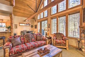 Posezení v ubytování Klamath Falls Cabin Retreat with Deck and Grill!