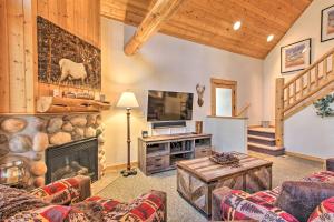 TV a/nebo společenská místnost v ubytování Klamath Falls Cabin Retreat with Deck and Grill!