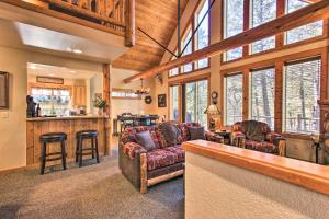 Posezení v ubytování Klamath Falls Cabin Retreat with Deck and Grill!