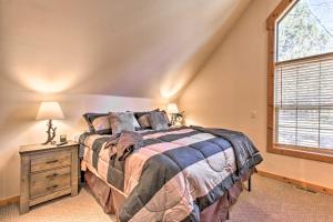 - une chambre avec un grand lit et une fenêtre dans l'établissement Klamath Falls Cabin Retreat with Deck and Grill!, à Klamath Falls
