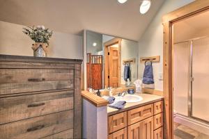 Fotografie z fotogalerie ubytování Klamath Falls Cabin Retreat with Deck and Grill! v destinaci Klamath Falls