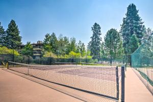 Tenis a/nebo squash v ubytování Klamath Falls Cabin Retreat with Deck and Grill! nebo okolí