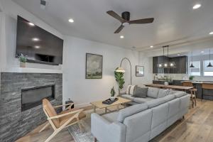 Кът за сядане в Chic and Sunny Provo Townhome with Rooftop Deck!