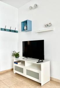 białe centrum rozrywki z telewizorem z płaskim ekranem w obiekcie Sea Soul Apartment Puerto Santiago w mieście Puerto de Santiago