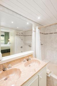 łazienka z 2 umywalkami i dużym lustrem w obiekcie Belair Beach Hotel w mieście Philipsburg