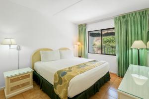 Postel nebo postele na pokoji v ubytování Belair Beach Hotel