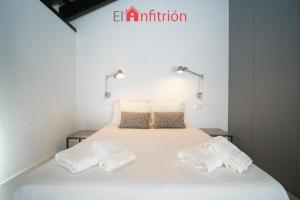sypialnia z łóżkiem i dwoma białymi ręcznikami na nim w obiekcie Bodega Mar - Velo de Flor w mieście Sanlúcar de Barrameda +17 zdjęć