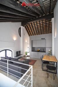 salon ze stołem i kanapą w obiekcie Bodega Mar - Velo de Flor w mieście Sanlúcar de Barrameda