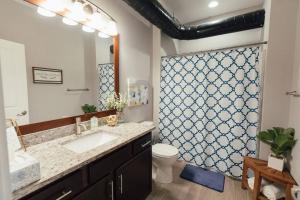 Ένα μπάνιο στο The Sanctuary Company Johnson City