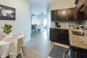 Η κουζίνα ή μικρή κουζίνα στο The Sanctuary Company Johnson City +16 φωτογραφίες