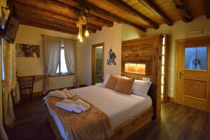 Un dormitorio con una cama grande en una habitación con techos de madera. en Affittacamere da Annarè, en Candide