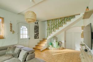 - un salon avec un canapé et un escalier dans l'établissement Villa Naïs 126m2-Zen-Salle Cinéma-Piscine, à La Valette-du-Var