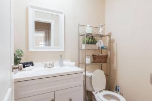 Koupelna v ubytování The Sanctuary Company Johnson City + 39 fotografií