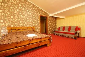 1 dormitorio con 1 cama y 1 silla en Chagari Hotel, en Lypnyky