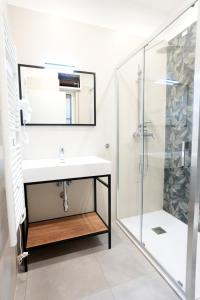 Ένα μπάνιο στο Ross Family Suites +17 φωτογραφίες