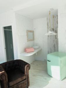 uma sala de estar com um sofá e um lavatório em T-Homes Salamanca em Madri