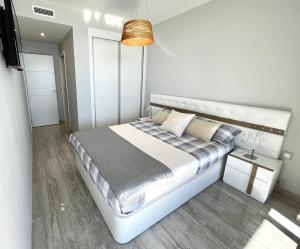 Postel nebo postele na pokoji v ubytování Exclusive Apartments on the first line of Benidorm Sol y Mar + 30 fotografií