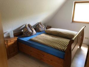ein Futon-Bett in einem Zimmer mit Fenster in der Unterkunft Ferienwohnung am Rohrbacherhof Sabine Rück in Barackenhöfe