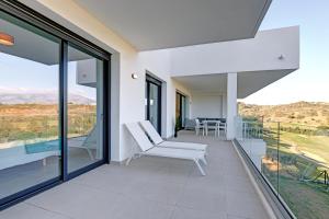 Balkón nebo terasa v ubytování 085 Modern Apartment in Trendy La Cala Golf Resort