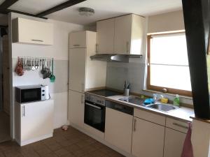 Küche/Küchenzeile in der Unterkunft Ferienwohnung am Rohrbacherhof Sabine Rück