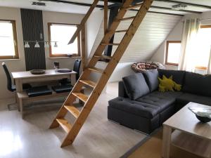 Ein Sitzbereich in der Unterkunft Ferienwohnung am Rohrbacherhof Sabine Rück