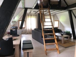 Ein Sitzbereich in der Unterkunft Ferienwohnung am Rohrbacherhof Sabine Rück