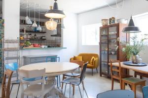 a dining room with a table and chairs at Moinho Calmo in Vila do Bispo