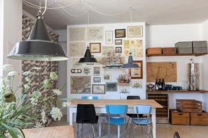 uma sala de jantar com mesa e cadeiras em Moinho Calmo em Vila do Bispo