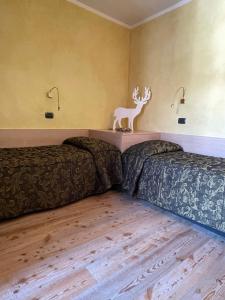 A seating area at Suite - La Casa del Maestro