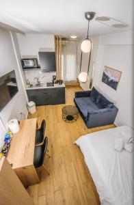 uma sala de estar com uma cama, uma mesa e um sofá em Dreamy Apartment City Center 7 thesbnbgr em Tessalônica