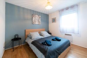 Postel nebo postele na pokoji v ubytování My Cozy Flat Blagnac - T2 - Free Parking - Terrasse - Jardin