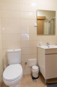 een badkamer met een wit toilet en een wastafel bij Belem Studio - Near Main Touristic Area in Lissabon