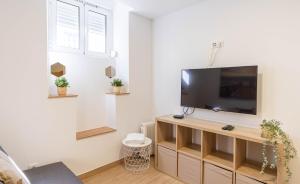 een woonkamer met een flatscreen-tv aan de muur bij Belem Studio - Near Main Touristic Area in Lissabon