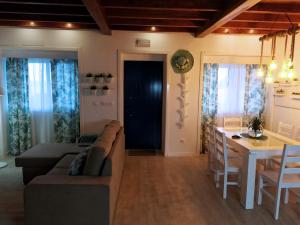 a living room and kitchen with a couch and a table at Alo Baía São Lourenço in Santa Bárbara