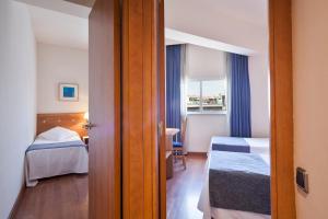 a room with a bedroom with a bed and a window at Acta Antibes in Barcelona