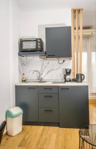 uma cozinha com um lavatório e um micro-ondas em Dreamy Apartment City Center 7 thesbnbgr em Tessalônica