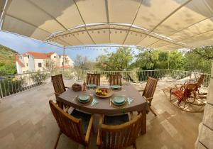 une salle à manger avec une table et des chaises sur une terrasse dans l'établissement La Casa del Capitano, à Bol