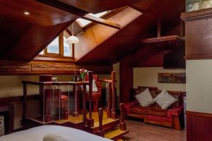 un soggiorno con un divano e una finestra di Hotel Waynapicchu a Cuzco