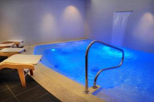 a swimming pool with a hot tub in a room at Hotel Lunetta in Rome