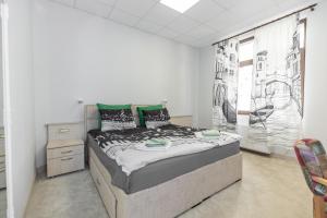 una camera con letto e disegno a muro di City SMART a Niš