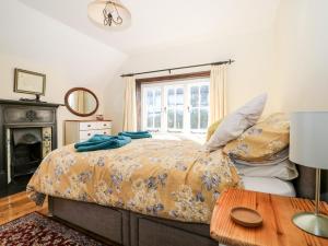 A bed or beds in a room at Apple Tree Cottage