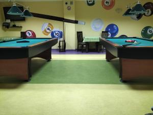 2 mesas de billar en una habitación con pelotas de ping pong en Zajazd Mistrz i Malgorzata, en Borków