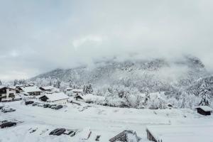 een dorp bedekt met sneeuw met een berg op de achtergrond bij Apartment with balconies ski-in ski-out classified 2 stars in Saint-Gervais-les-Bains