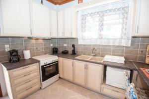 A kitchen or kitchenette at Anna-Maria House