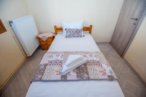 A bed or beds in a room at Anna-Maria House