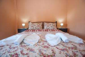 A bed or beds in a room at Anna-Maria House