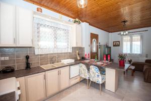 A kitchen or kitchenette at Anna-Maria House