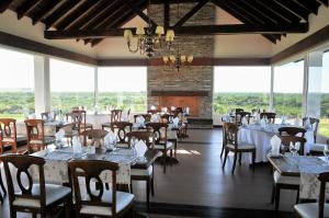 Un restaurante o sitio para comer en Altos del Arapey All Inclusive, Golf & Spa