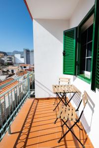 einen Balkon mit 2 Stühlen und einem Tisch in der Unterkunft Hotel Apartamentos Villa Gomera in San Sebastián de la Gomera