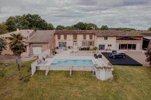 an aerial view of a house with a swimming pool at domaine de codeval in Fronton